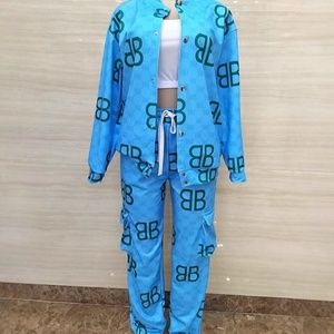 Ensemble de vêtements de sport pour femmes de style européen 2025, trois pièces, nouvelle mode, hauts longs, shorts en coton, imprimé uni, dentelle brodée - Product Image 5