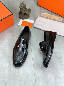 Mocassins en cuir poli pour homme avec accent métallique, chaussures habillées à enfiler pour occasions professionnelles, décontractées et formelles - Product Image 3