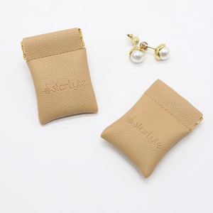 Pochette de luxe en cuir pour bijoux avec logo personnalisé en relief, fermeture magnétique et rabat en cuir pour bagues et boucles d'oreilles - Product Image 4