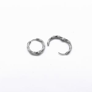 Boucles d'oreilles huggie pour hommes et femmes, en acier inoxydable, hypoallergéniques, torsadées, texturées, minimalistes, modernes, punk, gothiques - Product Image 3