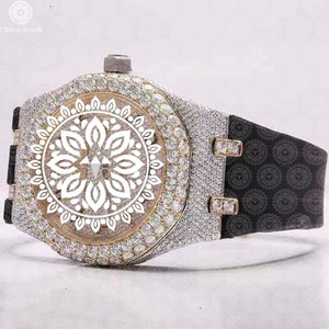 Montre en diamant très demandée pour la décoration et montre de mode de haute qualité pour les événements, les fêtes et les festivals, disponible à la vente - Product Image 3