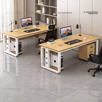 Bureau de direction minimaliste en bois avec cadre métallique blanc, pieds à lattes et tiroirs de rangement pour bureau à domicile, poste de travail moderne
