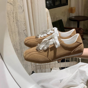 Nuevas Zapatillas Casuales de Ante y Cuero Estilo Forrest Gump para Otoño-Invierno, Retro con Punta Cuadrada y Lazo de Perlas para Mujer - Product Image 3