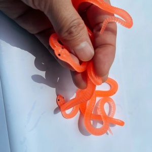 Venta al por mayor QF marca divertida serpiente descompresión juguetes elásticos 28mm 1 pulgada Mini cápsulas de goma suave para niños - Product Image 3