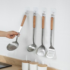 Juego de utensilios de acero inoxidable 304 con mango de madera maciza remachado, espátula doble para freír, cuchara para sopa, colador grande de alta resistencia para hotel - Product Image 4