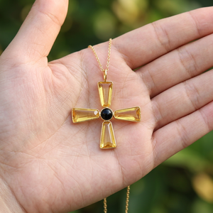 Collier Pendentif Croix Géométrique en Quartz Jaune Hydro et Onyx Noir, Plaqué Or 18 carats, avec Sertissage Bezel, Vente en Gros de Bijoux de Mode - Product Image 4