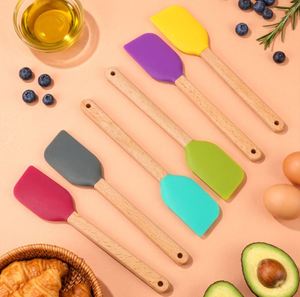 Spatule en silicone écologique durable personnalisée avec manche en bois pour la cuisine, résistante à la chaleur, pour la pâtisserie, la décoration de gâteaux et le raclage - Product Image 1