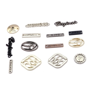 Venta al por mayor diseñado Cadena de cuello de metal para coser etiquetas de logotipo de ropa estilo letra etiquetas de ropa con agujeros perforados a mano - Product Image 2