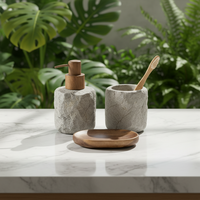 Ensemble d'accessoires de salle de bain en pierre naturelle brute 3 pièces en résine avec distributeur de savon à pompe en bois, porte-brosse à dents et plateau pour la maison et l'hôtel
