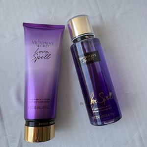 VS Love Spell Lozione Profumata per il Corpo 236ml, Spray Profumato 250ml, Profumo Originale Victoria Secret per Donna, Vendita all'Ingrosso - Product Image 2