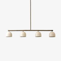 Suspension linéaire personnalisée, élégante et moderne avec quatre lumières et un cadre métallique, idéale pour suspendre au-dessus d'une table à manger
