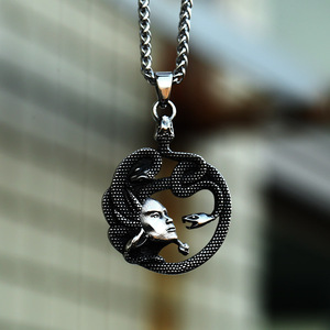Liontin ular baja tahan karat liontin antik Medusa Yunani kuno untuk pria wanita - Product Image 3