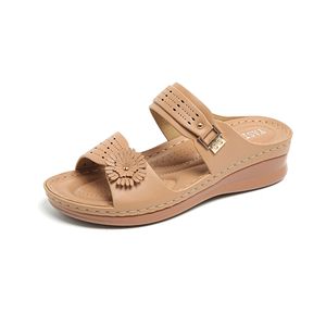 La fábrica está vendiendo las nuevas pantuflas estilo plataforma al por mayor. Estas sandalias de exterior son modernas y cómodas para damas. - Product Image 2