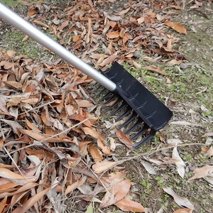 Rastrillo de Jardín con Mango Ajustable de Aluminio y Cabezal de Plástico PA+FG, 12 Dientes, Longitud del Mango de 135 cm, Color Negro - Product Image 4