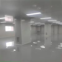 Équipement de salle blanche pour la production de gowns : Porte modulaire, fenêtre et lampe LED