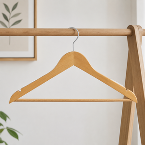 Cintre en bois écologique à finition naturelle avec dents antidérapantes en caoutchouc et barre de suspension pour pantalons - Product Image 1