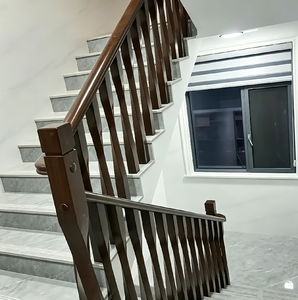 Balustres d'escalier en bois avec main courante pour escaliers intérieurs – Pièces durables et design robuste - Product Image 1
