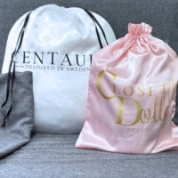 Pochette en satin de soie rose de haute qualité logo personnalisé sac de rangement de vêtements à cordon réutilisable souple vente en gros pour la fonctionnalité Shopping perruque