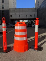 Baril de signalisation routière réfléchissant en plastique PE de 1100 mm, empilable, portable, avec base en caoutchouc