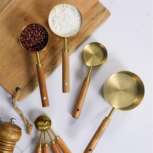 ชุดถ้วยตวงทองคำ 8 ชิ้น และชุดช้อนตวงพร้อมด้ามจับไม้หอม สำหรับทำอาหารและอบขนม - Product Image 5