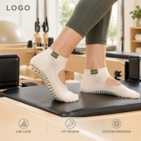 Chaussettes de Pilates à grip avec patch logo, blanches, coupe basse, grip rose, semelle intégrale pour studio, sourcing en gros, développement tricoté, inspection qualité