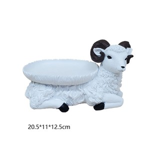 Ornement de mouton doré moderne, statue en résine réaliste faite à la main, double usage : plateau décoratif et élégant porte-bijoux, unique - Product Image 4