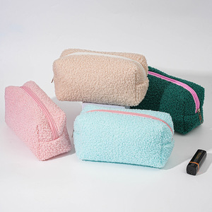 Sac de rangement pour articles de toilette, sac de voyage portable, organiseur de grande capacité, fermeture éclair, sac cosmétique carré en peluche, pochette à maquillage douce en peluche - Product Image 4