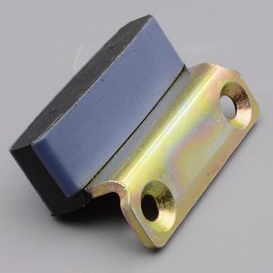 Glissières de porte d'ascenseur Hitachi en métal, pied de porte de cabine avec bloc en fer, design industriel pour pièces d'ascenseur - Product Image 1