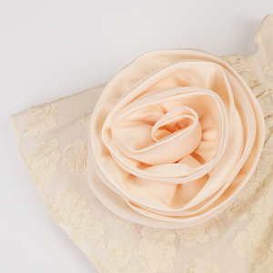 Vestido de encaje para niñas pequeñas con grandes detalles florales - Product Image 5