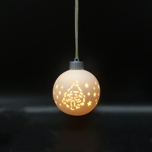 Le plus récent ornement <span class=keywords><strong>de</strong></span> boule suspendue <span class=keywords><strong>de</strong></span> Noël en céramique LED Hollow Out unique avec l'<span class=keywords><strong>image</strong></span> du Père Noël - Product Image 1