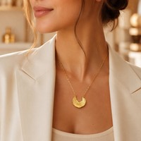Collier ras du cou Spot Wholesale Jewelry plaqué or 18 carats avec pendentif C massif martelé irrégulier
