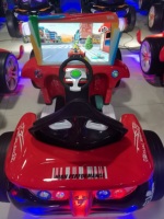 Machine d'arcade interactive pour enfants à monnayeur, jeu de course automobile 3D rouge, écran LCD 17 pouces, détection de mouvement, en fibre de verre, pour intérieur