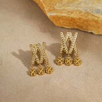 Boucles d'oreilles clous populaires Double X avec breloque trèfle à quatre feuilles entièrement sertie de diamants, plaqué or PVD, strass brillants, bijoux en acier inoxydable pour soirée