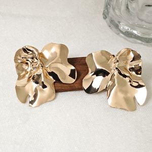 Pendientes de Flor Dorados con Textura Plegada Irregular, Acero Inoxidable, Modernos, 100% Hechos a Medida para Mujer, Regalo de Cumpleaños - Product Image 4