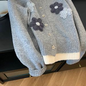 Cardigã Feminino Estilo Coreano Solto de Tricô para Outono Inverno Design Casual com Flores Bordadas e Decoração de Botões - Product Image 3