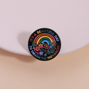 Broche en émail noir « Citation Féministe » Arc-en-ciel Floral « Écraser le Patriarcat » pour Sac à Dos et Vêtements – Grande Vente - Product Image 1