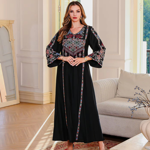 Maxi abito con scollo a V nero ricamato <span class=keywords><strong>Chic</strong></span> a vita alta e funzione impermeabile per eventi di festa culturale - Product Image 1