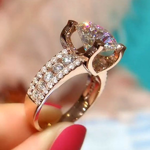 Anello di fidanzamento traforato con pavé per donna, elegante gioiello da dito alla moda - Product Image 3