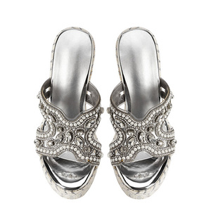 Sandales à talons compensés hauts pour femmes, avec empeigne tressée, perles, plateforme épaisse, découpes en forme de diamants et bout ouvert - Product Image 5