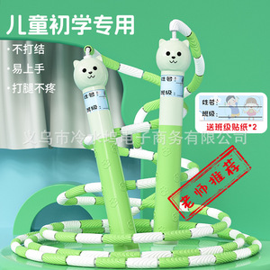 เชือกกระโดดไม้ไผ่สำหรับเด็ก 2.8 ม. ปรับความยาวได้ ลูกปัดนุ่ม สำหรับเด็กอนุบาลถึงประถมศึกษาปีที่ 1 พร้อมด้ามจับรูปหัวแมว - Product Image 1