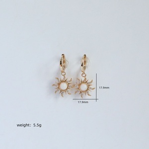 Conjunto de Joyería Gold Sunburst con Collar con Colgante de Ópalo, Aretes y Anillo Colorido, Accesorios de Estilo Boho para Mujer - Product Image 5