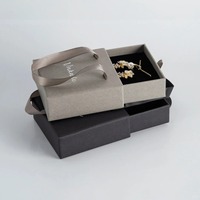 Sac et boîte cadeau de bijoux haut de gamme boîte de papier en carton logo personnalisé de luxe déjoué à chaud petit sac d'emballage de bijoux avec ruban