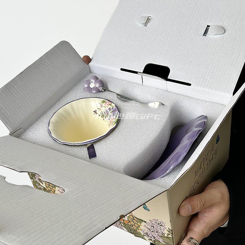 Tazza e piattino romantici viola in rilievo - confezione regalo con cucchiaino
