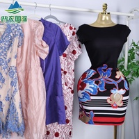 Lot en gros de mini-robes colorées en coton d'occasion, robes d'été courtes de seconde main, vêtements féminins usagés prêts pour la revente estivale