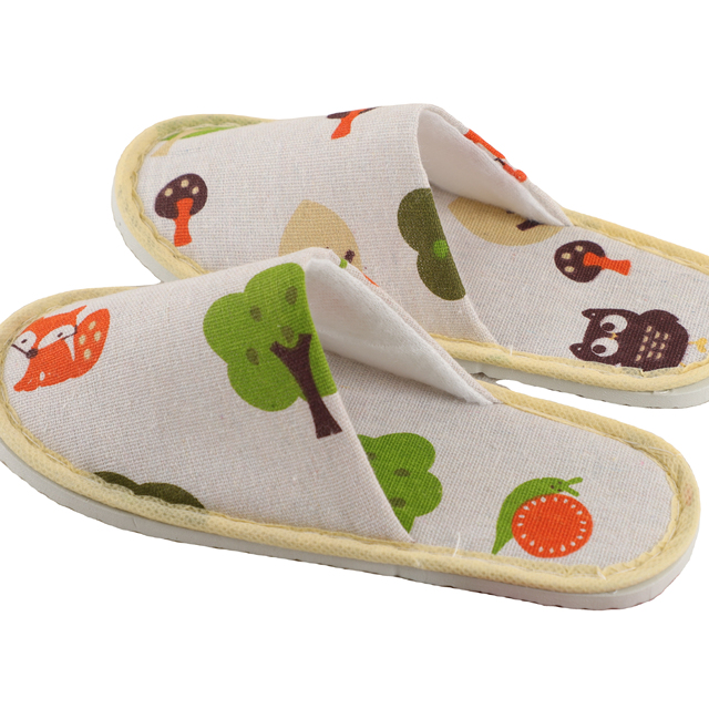 Wholesale Children Disposable Hotel Slippers Custom Cartoon Printed Canvas Soft Anti Slip Kids Indoor Travel Spa Slippers