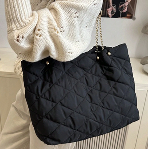 <span class=keywords><strong>Sac</strong></span> fourre-tout matelassé <span class=keywords><strong>noir</strong></span> pour femme, grande capacité, imperméable, léger, en nylon, <span class=keywords><strong>sac</strong></span> à <span class=keywords><strong>bandoulière</strong></span> avec chaîne <span class=keywords><strong>dorée</strong></span> - Product Image 3