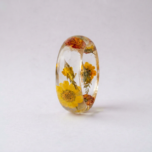 Brazalete de resina transparente con flores secas amarillas y naranjas, brazalete ancho de acrílico para mujer - Product Image 1