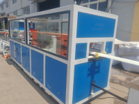 Machine de production de profilés d'angle en plastique pour la décoration intérieure et la construction