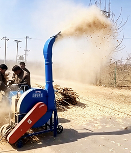 Broyeur de fourrage diesel à pulvérisation haute performance, grande capacité 4000 kg/h <span class=keywords><strong>pour</strong></span> la fabrication d'aliments <span class=keywords><strong>pour</strong></span> animaux à partir d'herbe fraîche, de maïs et de paille sur la ferme - Product Image 3