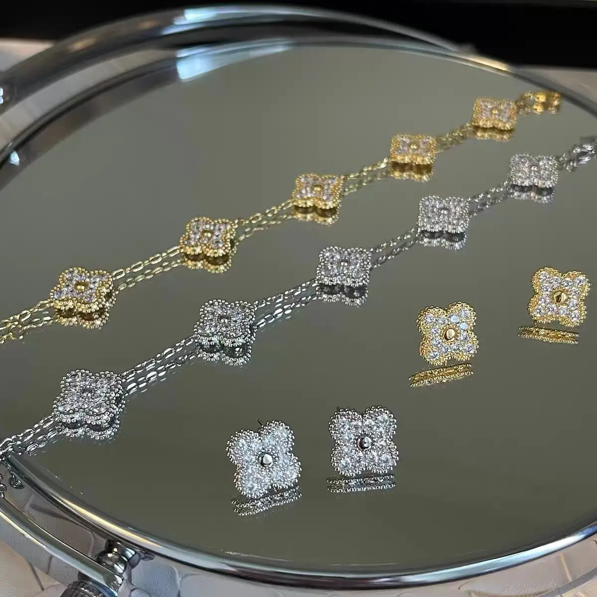 Gelang semanggi lima daun keberuntungan berlian dua sisi, perhiasan gelang baja tahan karat mewah ringan terkenal